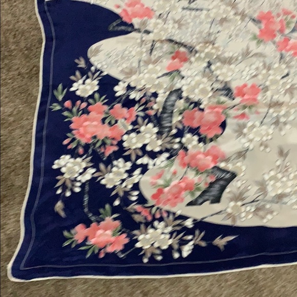 Beautiful hand rolled silk scarf - Picture 5 of 6